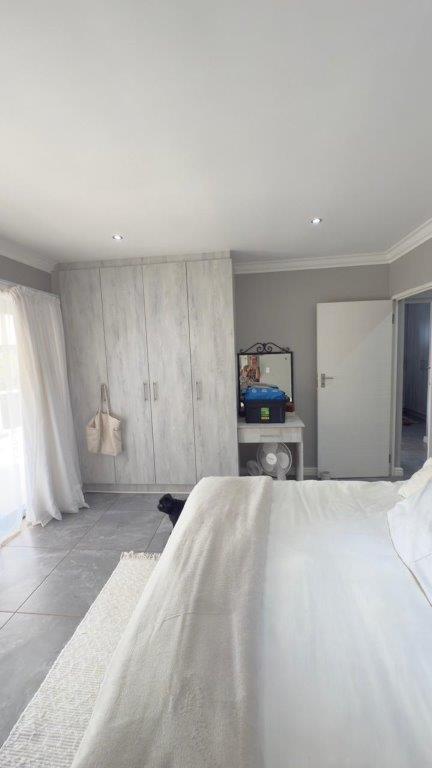 5 Bedroom Property for Sale in Wavecrest Eastern Cape